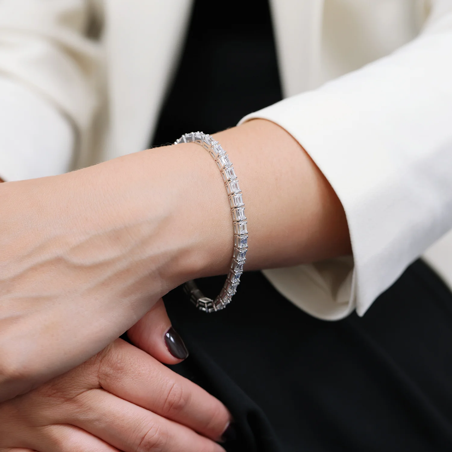 18ct White Gold Emerald Cut Diamond Tennis Bracelet - Image 3