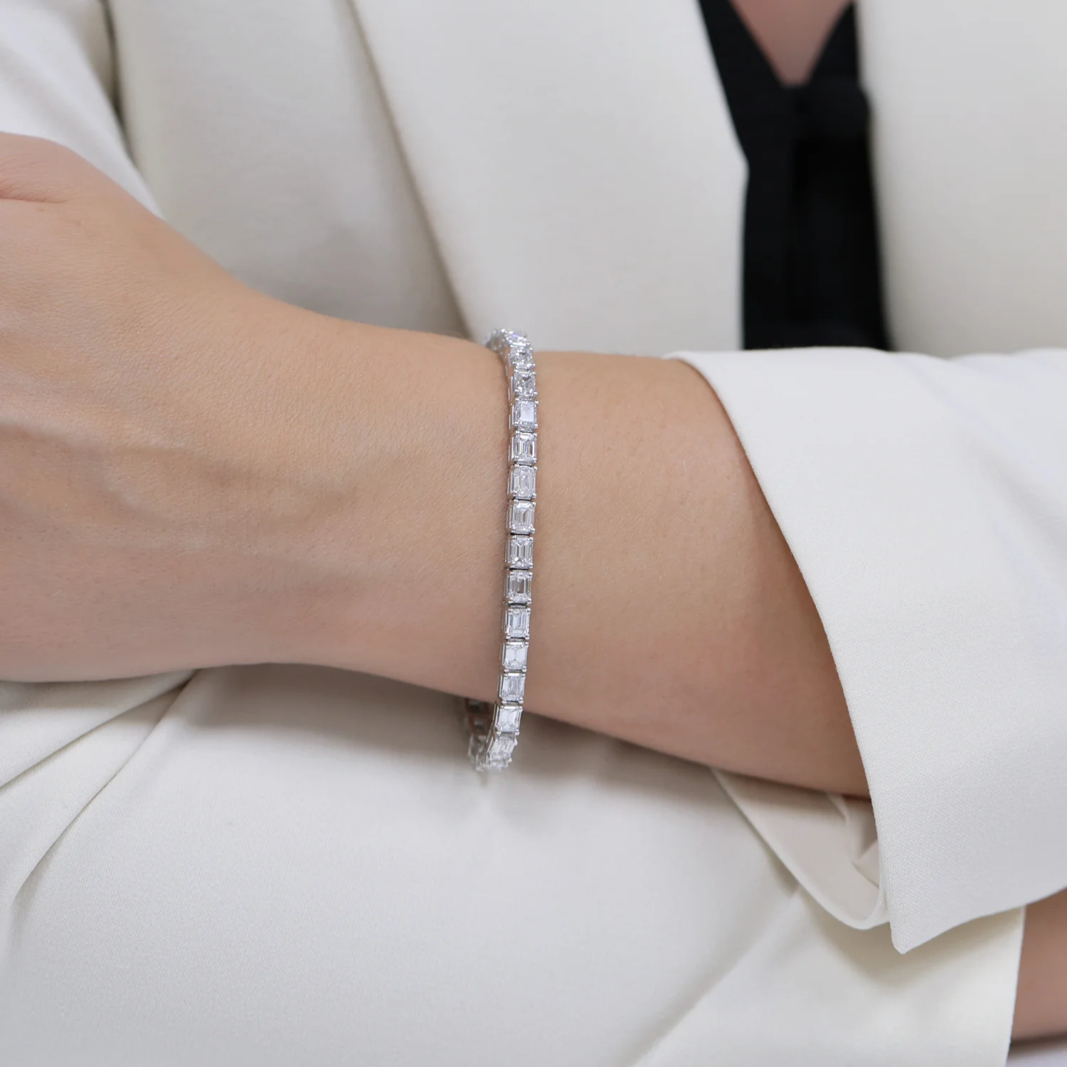 18ct White Gold Emerald Cut Diamond Tennis Bracelet - Image 5