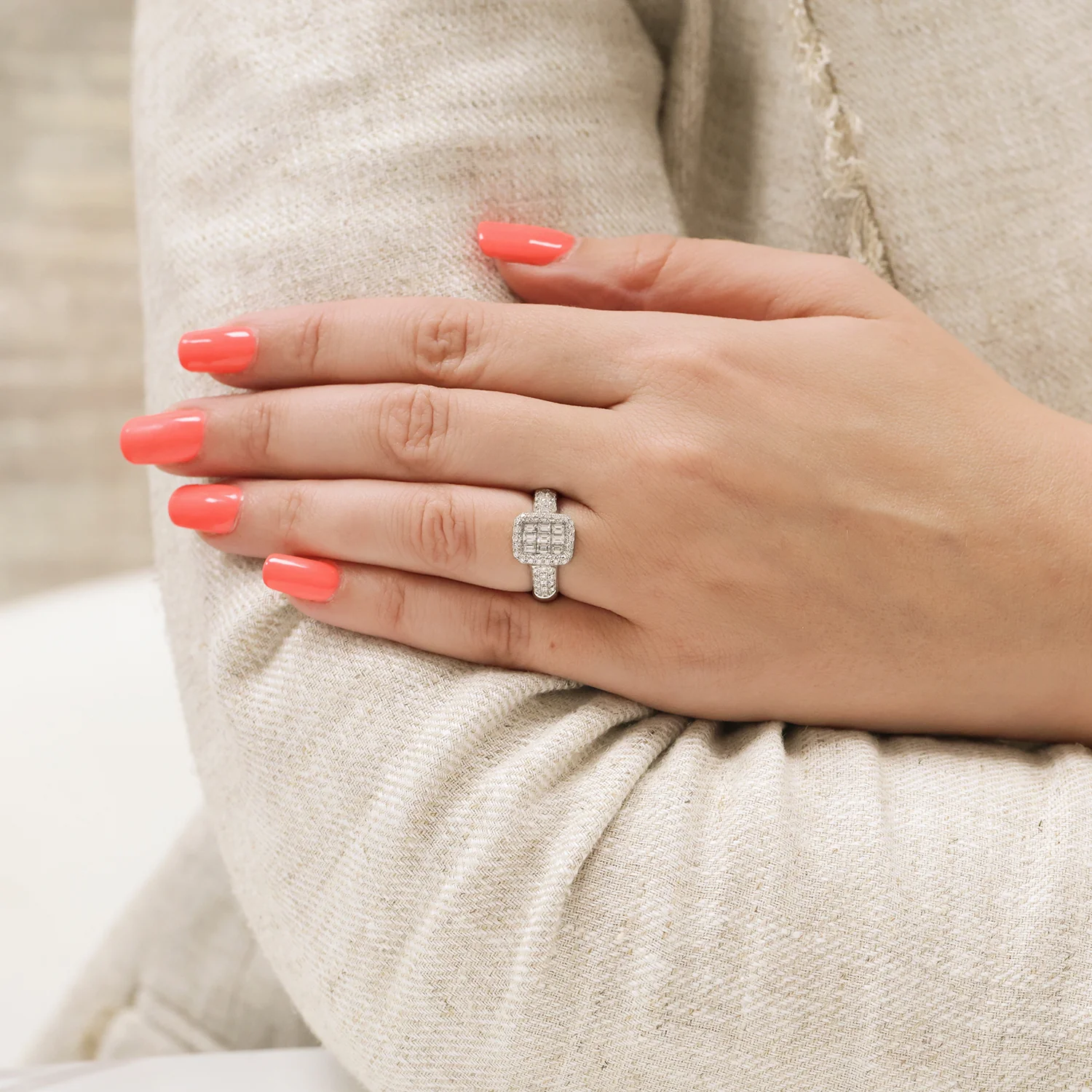 18ct White Gold Round Brilliant Cut And Baguette Cut Diamond Illusion Set Rectangular Cluster Ring - Image 2
