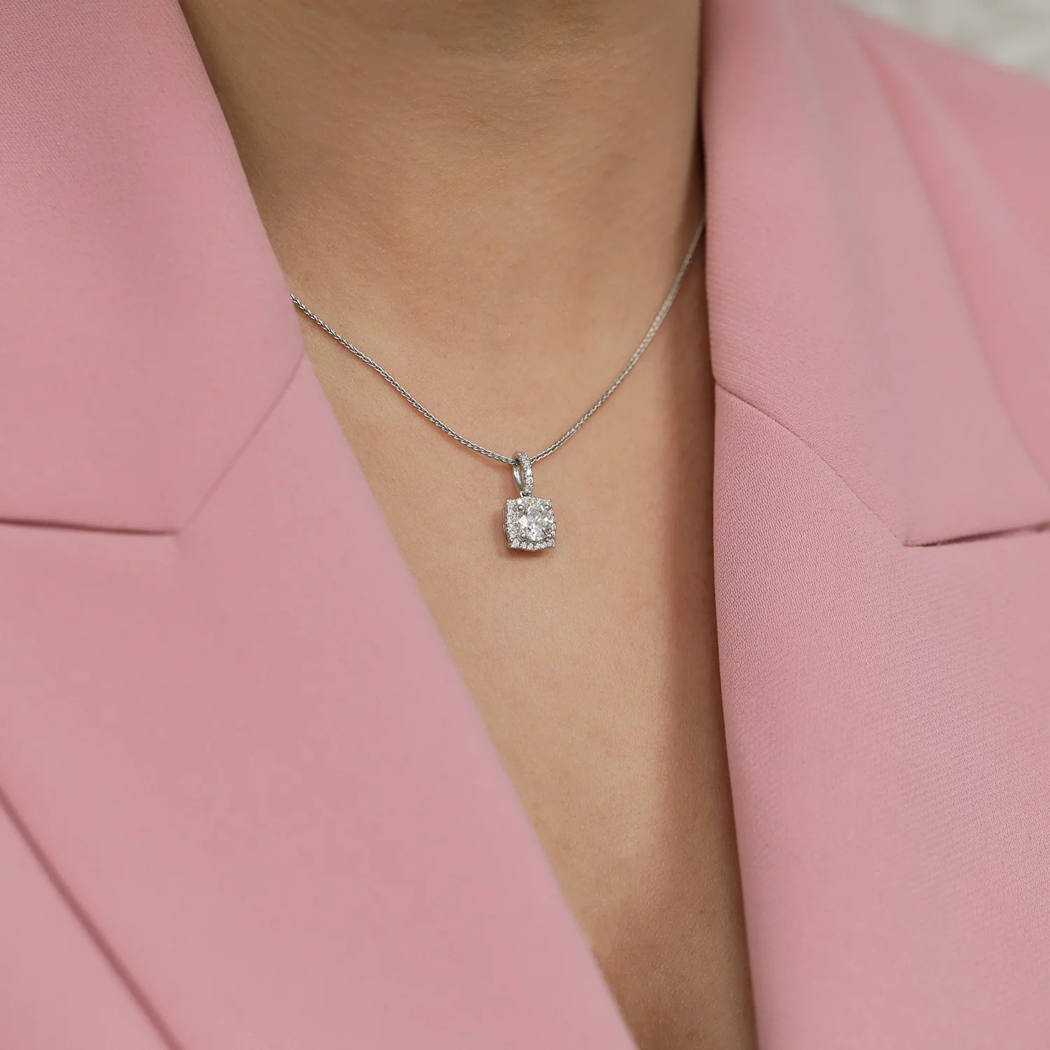 18ct White Gold Round Brilliant GIA Certificated Pendant With Square Vintage Surround - Image 3