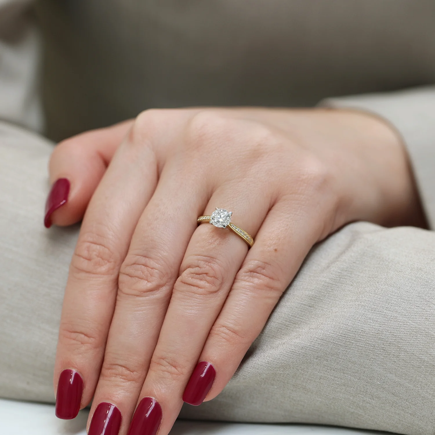 Simply Solitaire Collection 18ct Yellow Gold Diamond Solitaire Engagement Ring With Diamond Shoulders GIA Certified 1.00 Carat - Image 3