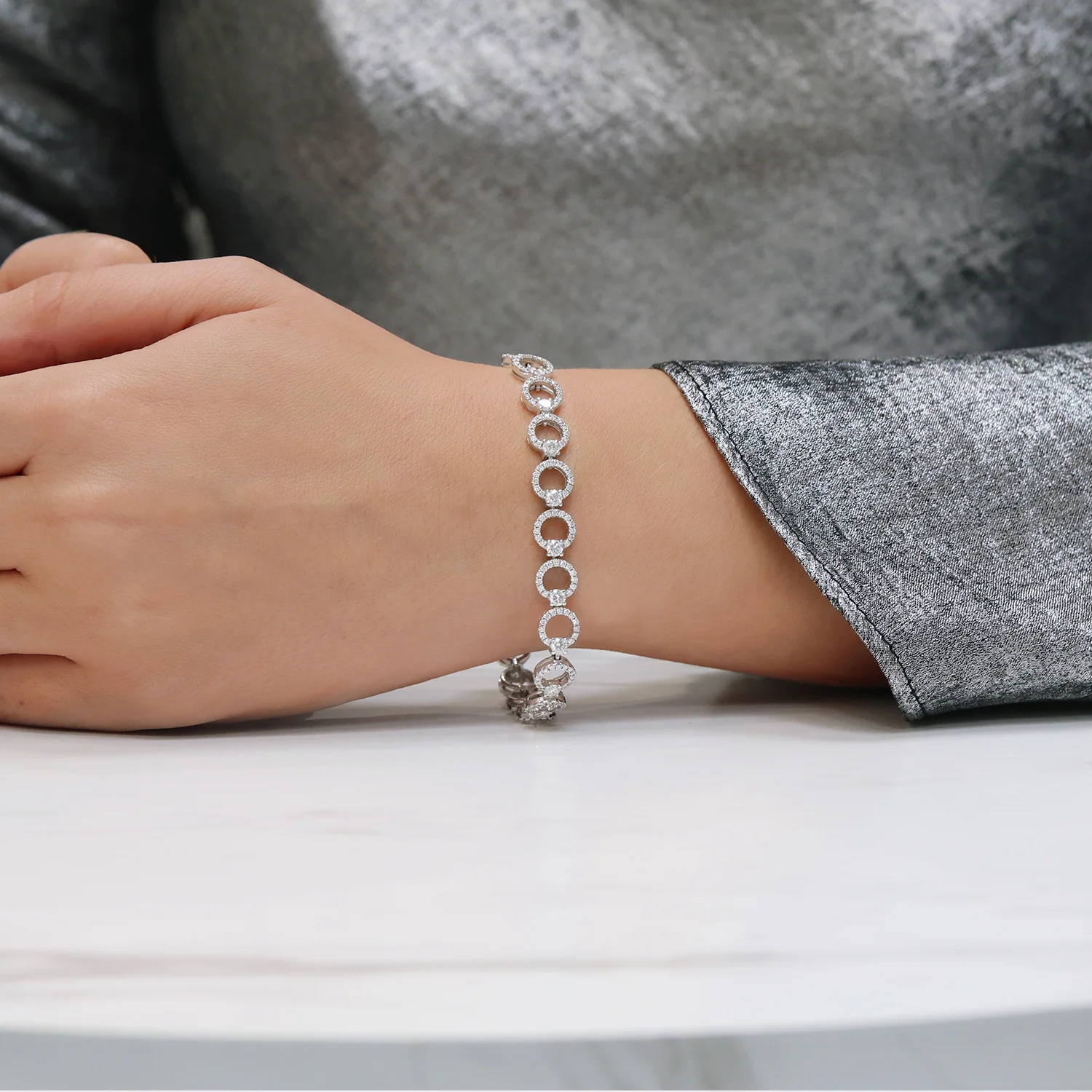 18ct White Gold Diamond Set Circles Bracelet - Image 3